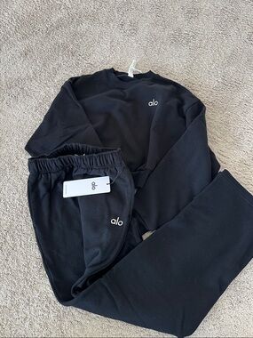 ALO Yoga Black Cropped Crewneck Sweatshirt and strait leg accolade sweatpants